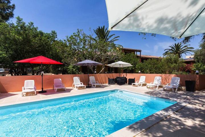 Appart’hôtel pour 3 personnes, avec terrasse ainsi que jardin et piscine