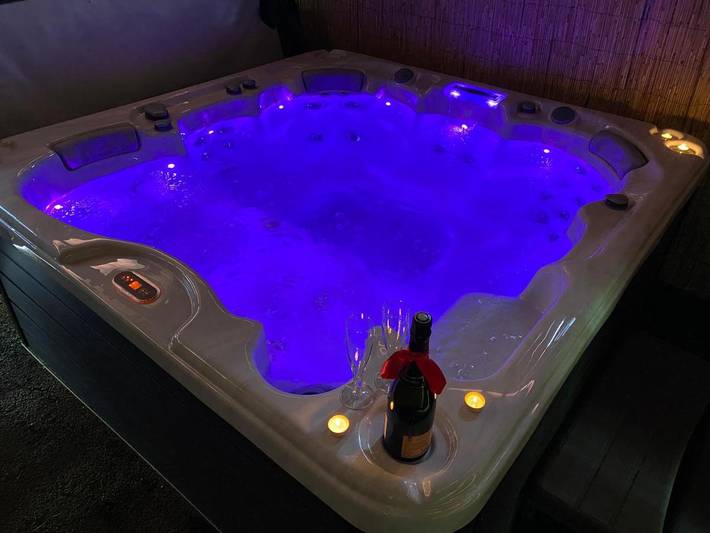 Gîte pour 2 personnes, avec Terrasse et Jacuzzi ainsi que Jardin et Piscine à Étueffont