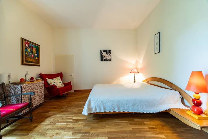 Bed and Breakfast 'Chambre Merlot' with Shared Pool, Shared Terrace and Wi-Fi in Saint-Germain-du-Puch, Libourne region