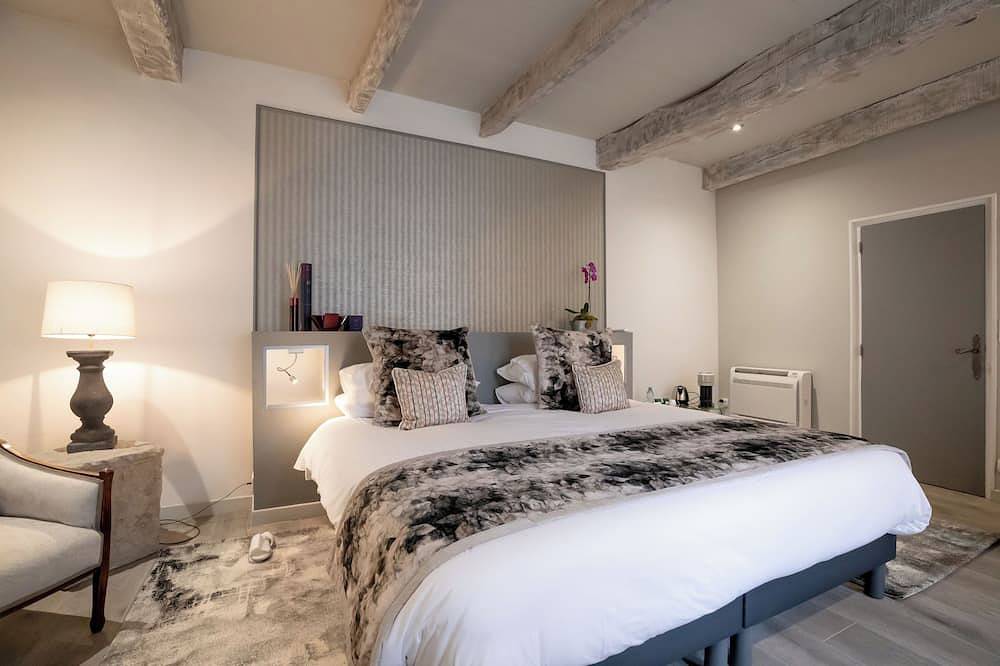 Very modern and spacious, in the colors of our natural habitat. in Gergy, Region Chalon-sur-Saône
