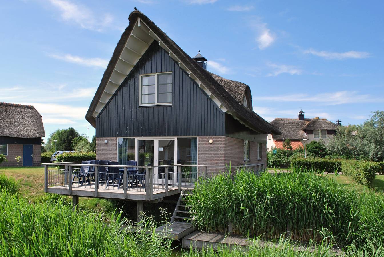 Beach Resort Makkum — Vissersvilla Deluxe with Sauna, Whirlpool & Wellness hot tub - 8 people in Makkum, Lake Ijssel