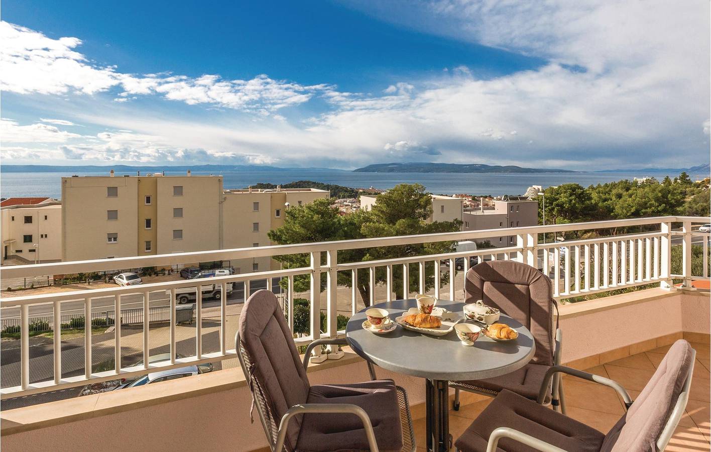 Entire holiday apartment, Modern Apartment with Terrace, 800m to Makarska Center & 700m to Coast in Makarska, Makarska Riviera