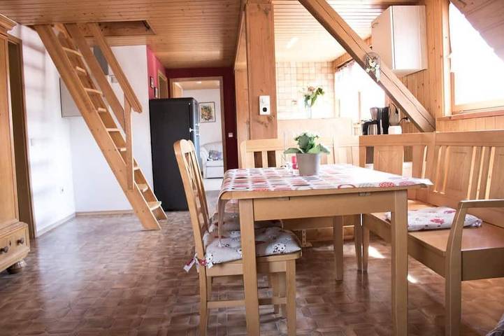Ferienwohnung für 6 Personen, mit Balkon und Garten sowie Pool in Leutershausen