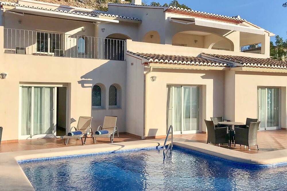 Large modern villa in quiet surroundings with large private pool.  in Alcalalí, Costa Blanca
