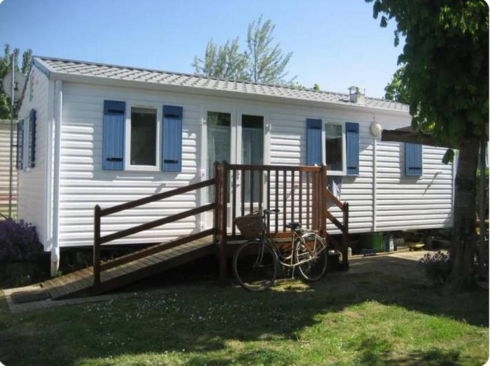 Camping pour 6 personnes, avec jardin ainsi que terrasse et piscine
