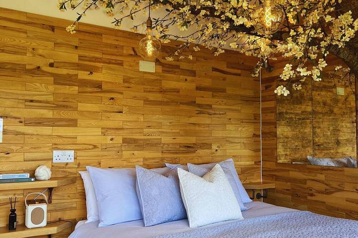 Dog friendly, Tinywood Four with hot tub set in Long Itchington, Warwick in Long Itchington, Warwickshire