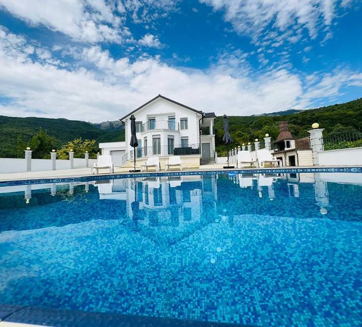 Villa pour 10 personnes, avec Balcon et Terrasse ainsi que Jardin et Piscine