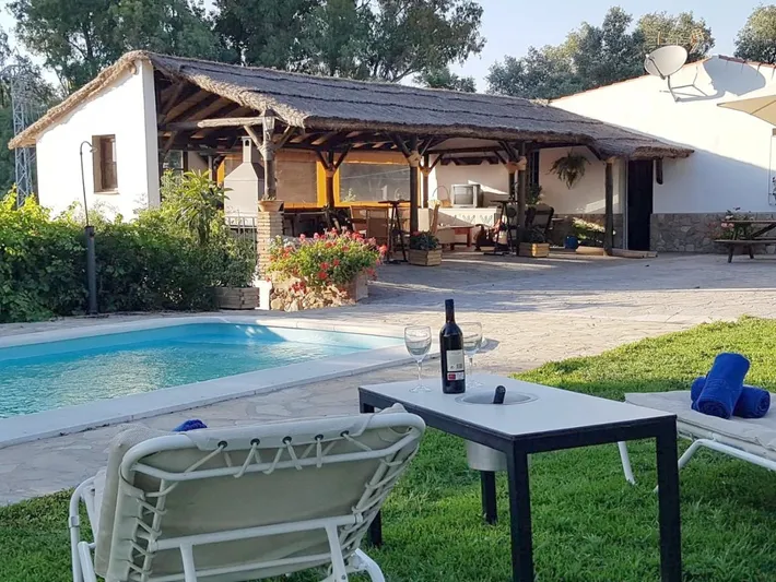 Casa de vacaciones para 8 personas, con piscina y piscina para niños además de vistas y jardín - 1