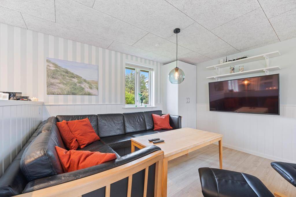 Well-maintained, family-friendly holiday home with sauna and whirlpool in Nørre Lyngvig, Hvide Sande