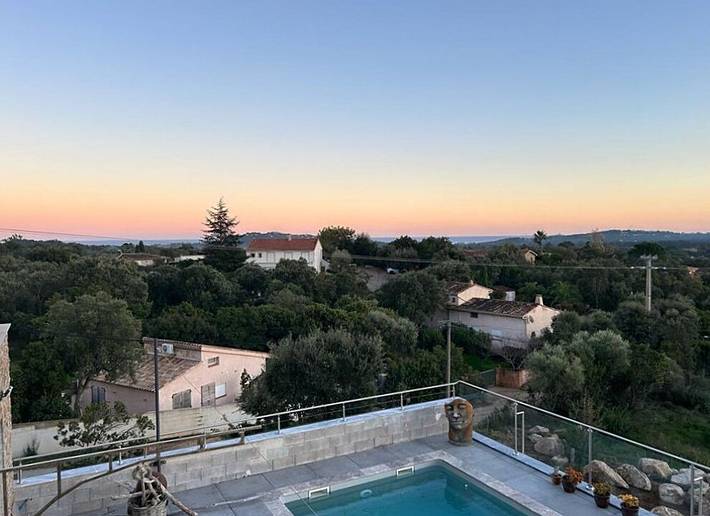 Villa pour 10 personnes, avec balcon ainsi que jardin et piscine