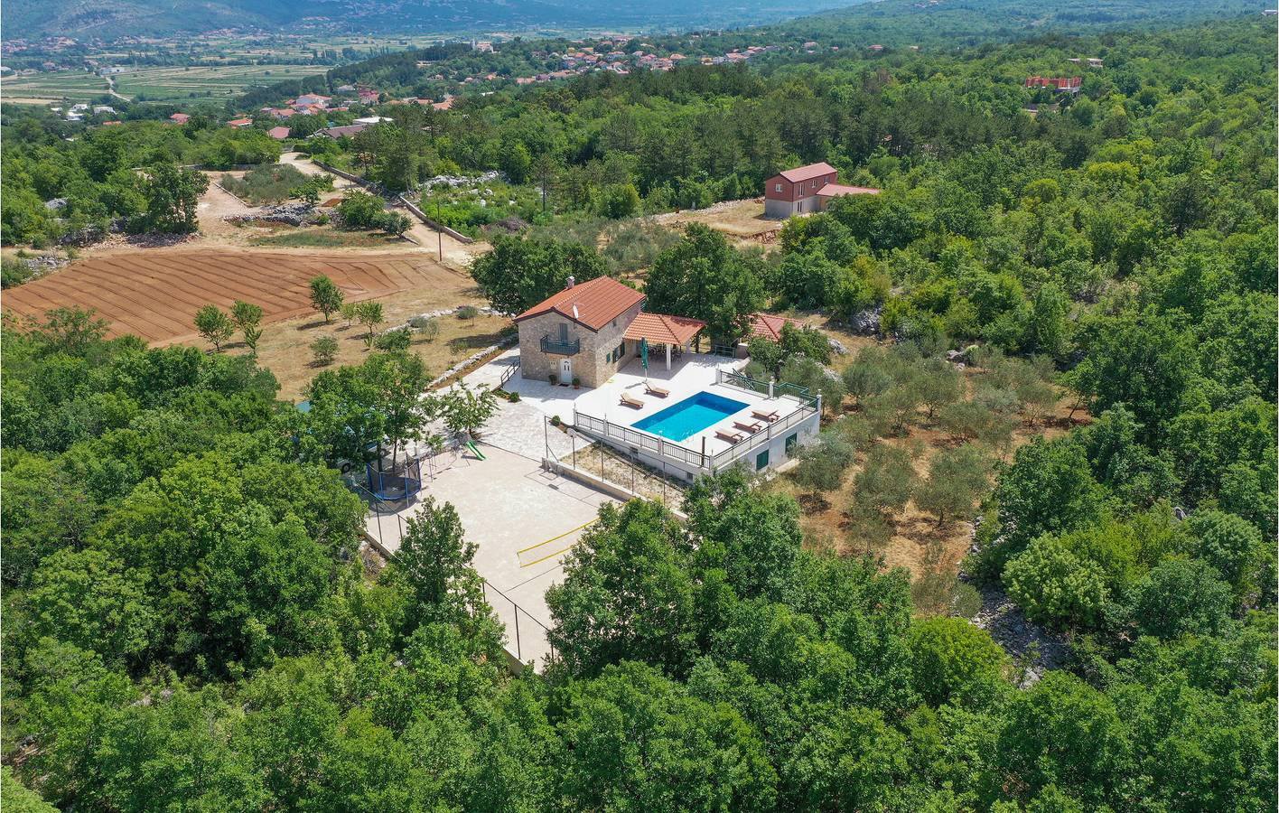 Gemütliche 142 m² große Wohnung mit Pool, WLAN und Zugang zum Fluss in 1 km Entfernung in Imotski, Makarska Riviera