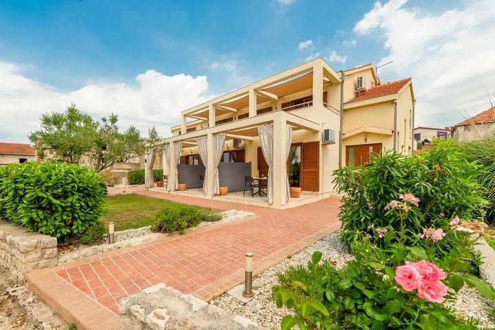Gîte pour 4 personnes, avec Terrasse à Nin