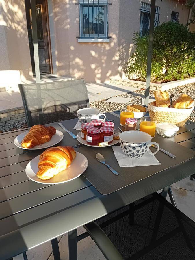 Location de vacances pour 3 personnes, avec vue ainsi que jardin et piscine, adapté aux familles à Villeneuve-de-Berg - 3
