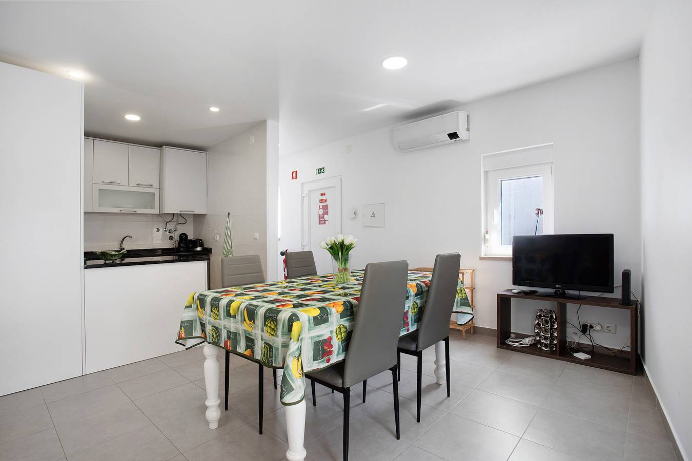 Holiday Home 'Casa Ribeiro' with Balcony and Wi-Fi in Praia de São Martinho do Porto, São Martinho do Porto