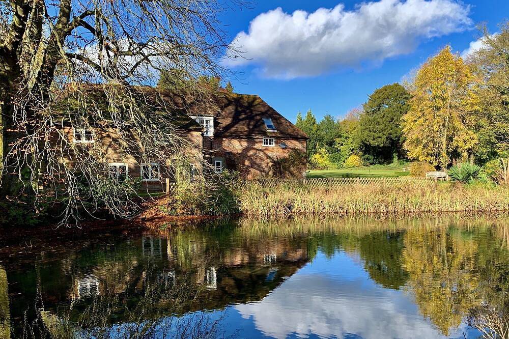 Kentish Oast, Cottage and Barn in stunning private grounds with swimming pool in Hollingbourne, Kent