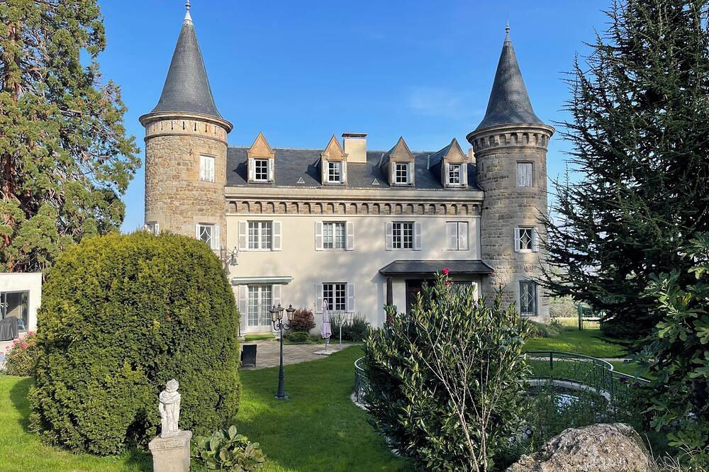 Charming bed and breakfast in a château with breakfast included in Saint-Genest-Lerpt, Loire
