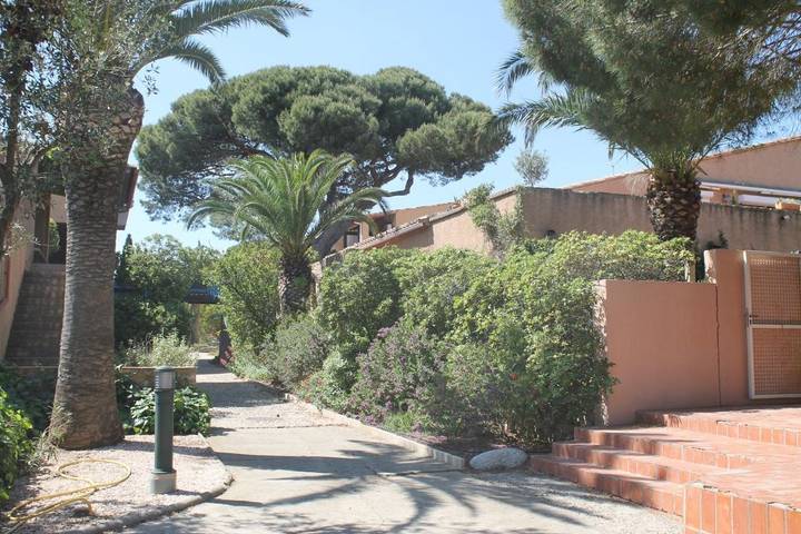Gîte pour 4 personnes, avec vue sur le lac et piscine ainsi que terrasse et vue, adapté aux familles à Fitou - 3