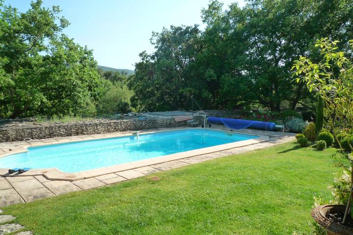 Location de vacances pour 6 personnes, avec piscine et terrasse ainsi que jardin et jacuzzi, adapté aux familles à Lacoste - 3
