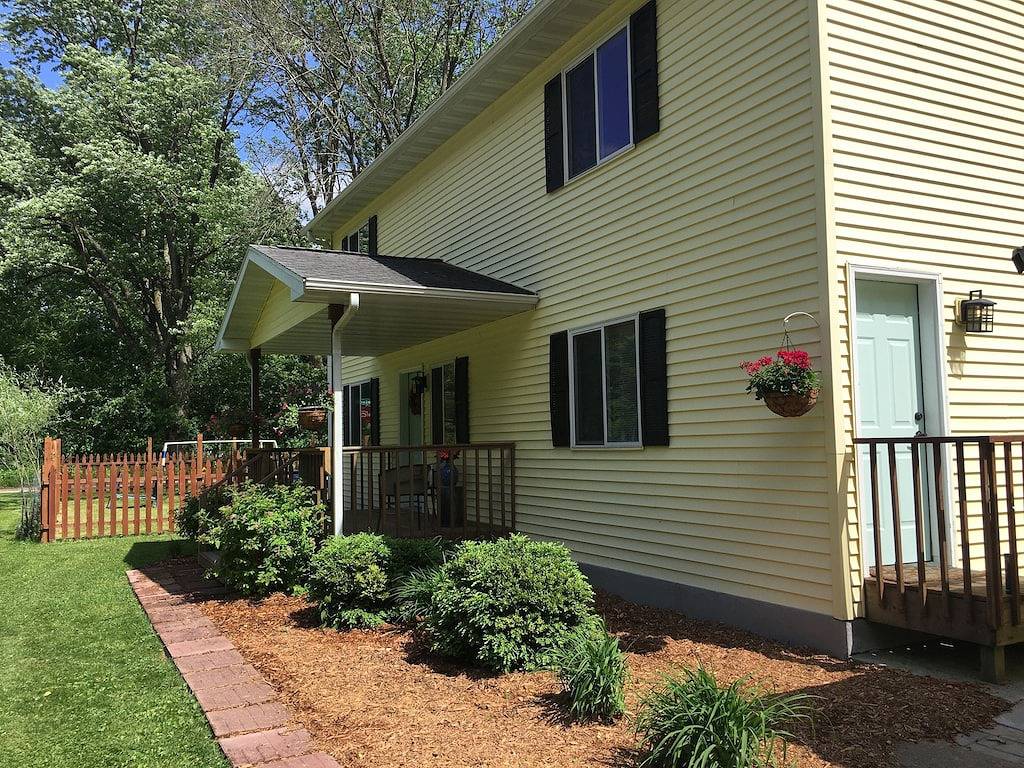 Devil's Lake Cottage - Family Friendly a block from State Park Entrance! Skiing in Devils Lake