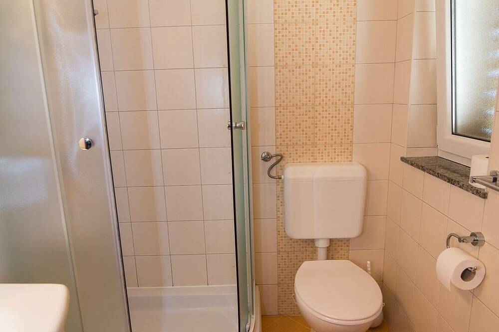 Ganze Wohnung, 2-Zimmer-Ferienwohnung mit Terrasse Punta kriza, Cres in Lošinj, Cres