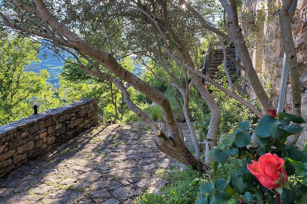 Entire apartment, Welcome to Calades with sunset terrace overlooking the Tarn.... in Rivière-sur-Tarn, Parc naturel régional des Grands Causses