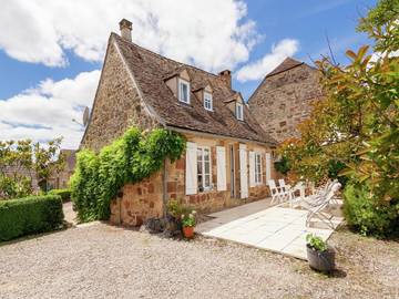 Gîte pour 4 personnes, avec piscine et terrasse à Badefols-d'Ans