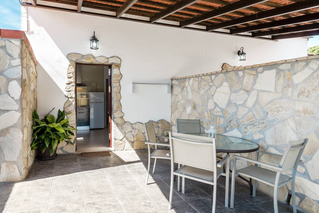 Luminoso apartamento con A/C, piscina, terraza, jardín y Wi-Fi; aparcamiento disponible in Conil de la Frontera, Costa de la Luz