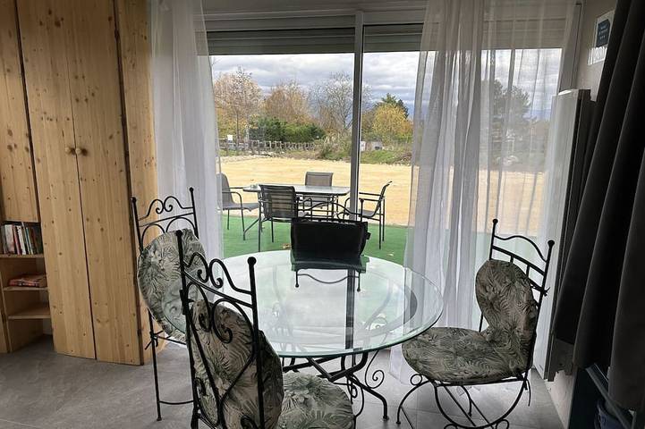 Entire apartment, T1 Triplex-Apartment-Ensuite-Mountain view in Neydens, Saint-Julien-en-Genevois region