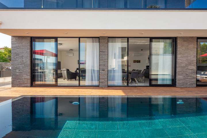 Ferienhaus mit Meerblick für 15 Personen, mit Pool und Balkon in Split-Dalmatien - 3
