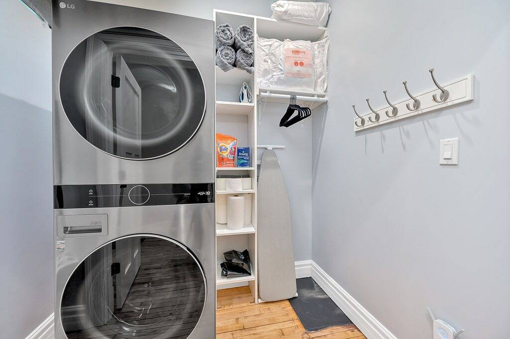 Ganze Wohnung, The Holly Herald Downtown Battle Alley in Holly Michigan, Oakland County