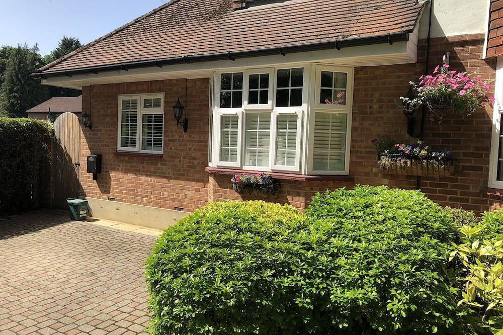 Ganze Wohnung, 1 Schlafzimmer abgeschlossener Anhang / Wohnung in der Nähe von West Byfleet Station in Surrey