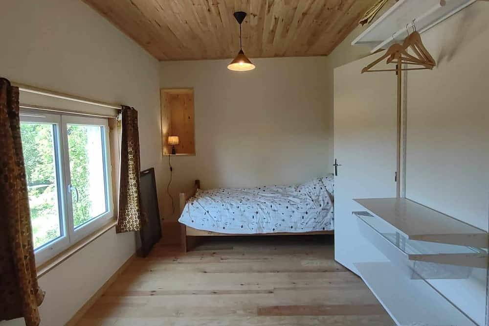 Modern spacious barn conversion surrounded by nature with shared swimming pool in Paulhiac, Région de Villeneuve-sur-Lot