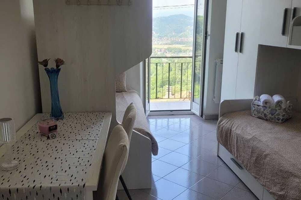Ganze Wohnung, Apartment in Cinque Terre area renovated to new 2.5 km from the sea in Pitelli, La Spezia