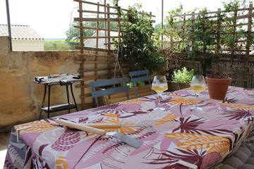 Gîte pour 6 personnes, avec terrasse et jacuzzi à Saint-Julien-de-Peyrolas
