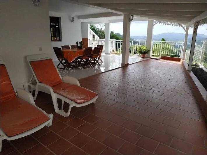 Gîte pour 4 personnes, avec terrasse à Saint-Esprit (homonymie)