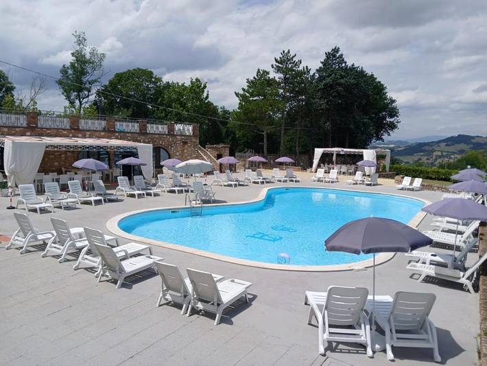 Appartamento per 4 persone, con giardino e piscina nonché panorama in Fermignano