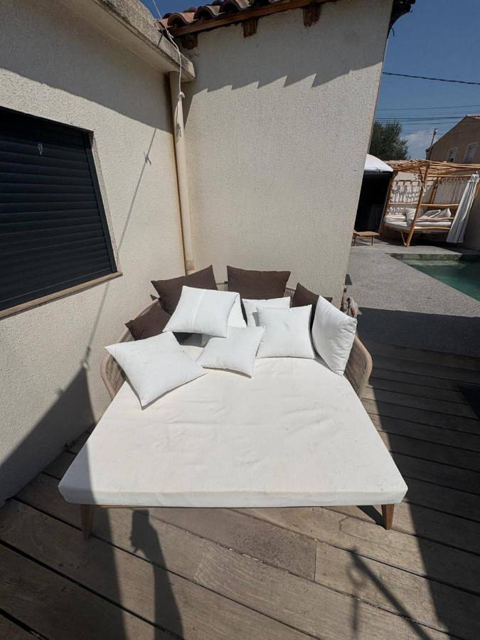 Gîte pour 4 personnes, avec terrasse et piscine ainsi que jardin et jacuzzi à Marignane - 3