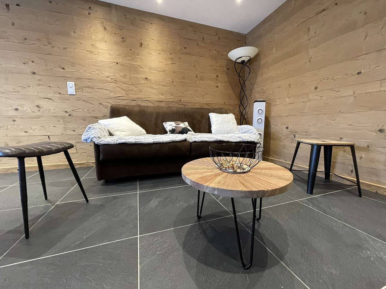 Entire apartment, Spacious 3-Room Cabin Apt for 8 with Balcony, Near Ski Lifts and Shops in Vars in Vars, Briançon region