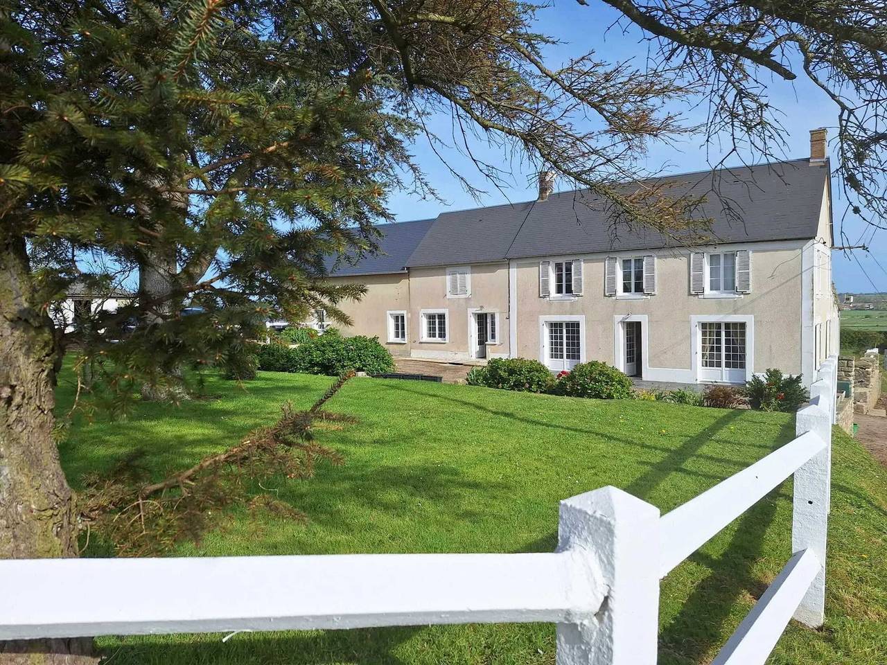 Appartement entier, Appartement spacieux à Monfréville avec terrasse in Saint-Benoît-de-l'Aure, Région de Bayeux