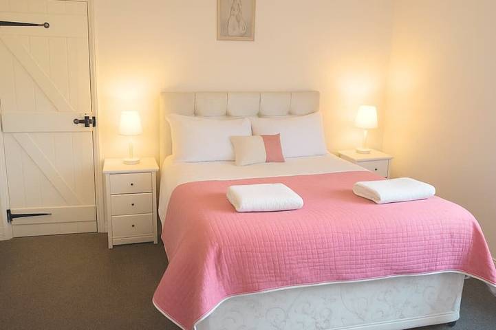 Thatched Cottage with Secure Garden, Dog & Family Friendly! in Bosham, West Sussex