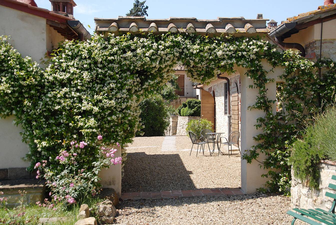 Entire apartment, Holiday Home 'Arco' with Shared Pool, Wi-Fi and Air Conditioning in Bagno a Ripoli, Florence Province