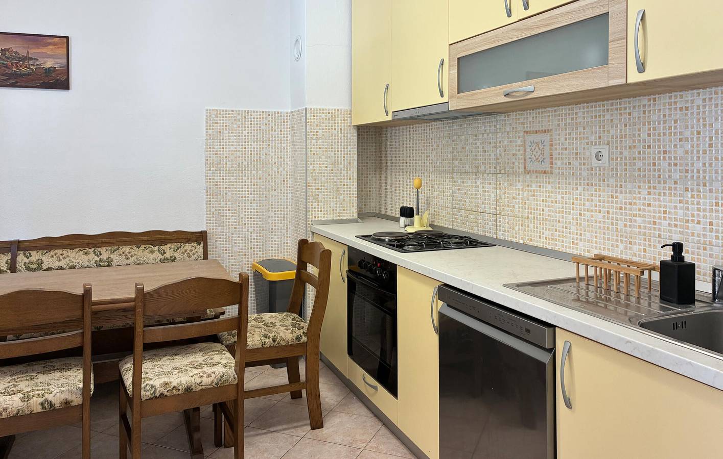 Ganze Ferienwohnung, Gemütliche 2-Zimmer-Wohnung mit Terrasse in der Nähe der Küste und des Stadtzentrums in Necujam, Solta