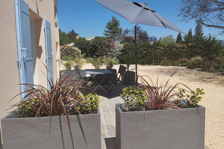 Appartement de vacances pour 2 personnes, avec terrasse ainsi que piscine et jardin à Aubenas