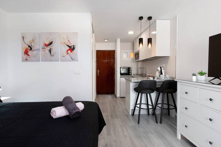 Entire apartment, Apartment 'Apartamento Agata 2024' with Mountain View, Wi-Fi and Air Conditioning in Benalmádena Costa, Benalmádena