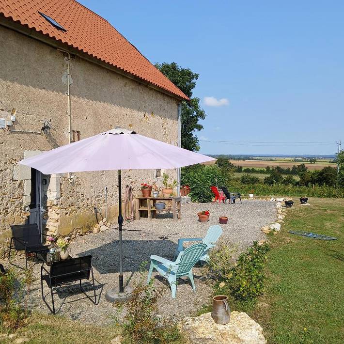 Location de vacances pour 4 personnes, avec terrasse et jardin ainsi que vue et piscine dans Néret - 2