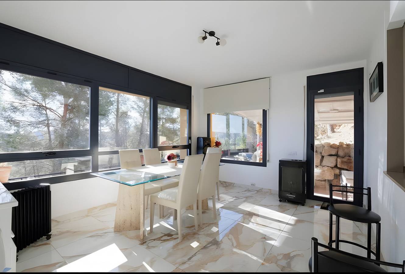 Villa 'Camarassa' avec vue sur la mer, Wi-Fi et climatisation in Cervelló, Barcelone l'intérieur des terres