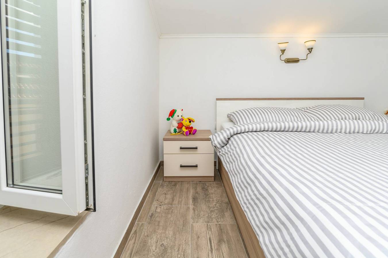 Appartamento intero, L'appartamento Aleks si trova a Lussinpiccolo, al primo piano. L'appartamento e composto da una camera con letto matrimoniale, una cucina, un soggiorno, una sala da pranzo e un bagno con doccia. Una terrazza e un barbecue sono a disposizione degli ospiti. E previsto un parcheggio. in Lussinpiccolo, Lussino