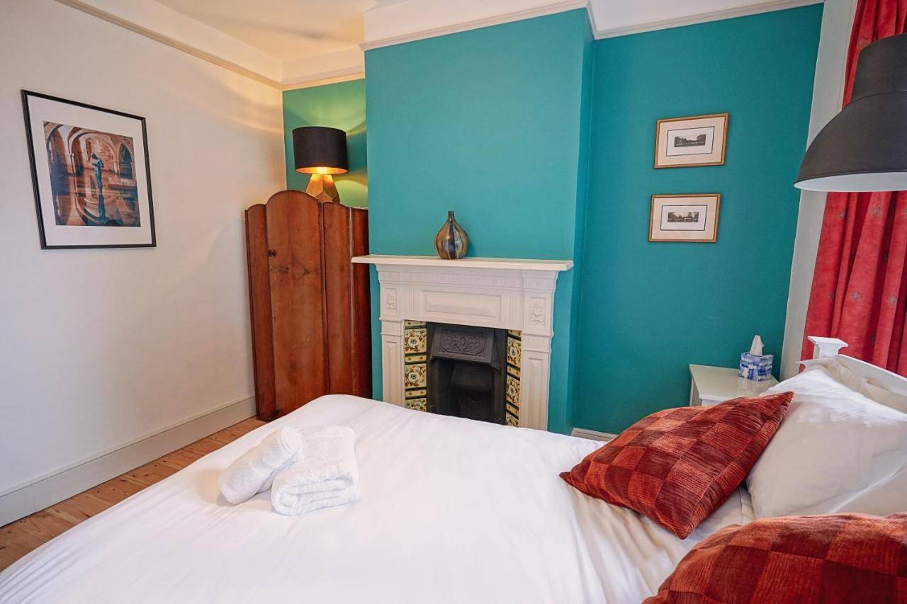 Entire apartment, Cosy 1-Bed Escape with Free Parking - At Hem in Winchester, South Downs