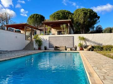 Gîte pour 2 personnes, avec piscine et jardin ainsi que vue et terrasse à Pézenas