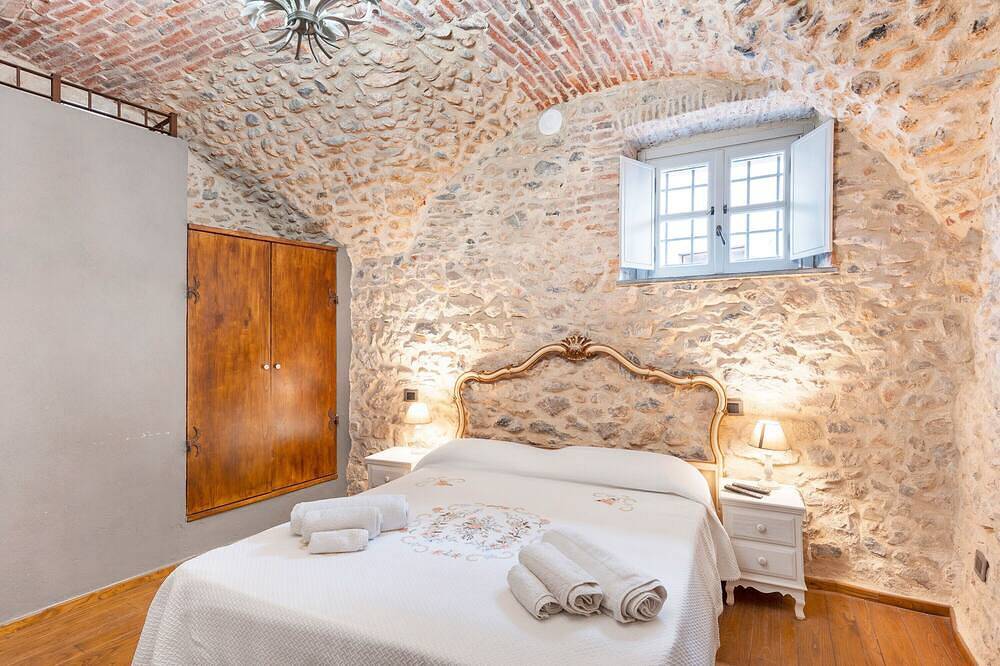 Entire apartment, Room 'Stanza Dell'olio' with Private Terrace and Wi-Fi in Ceriale, Riviera di Ponente